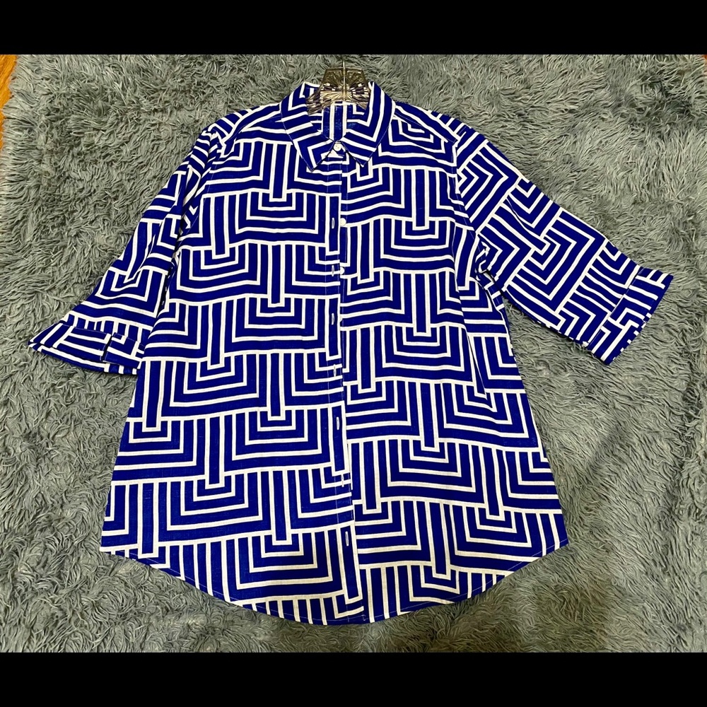 💙Chico’s blue no-iron geometric linen button down